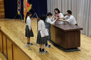３